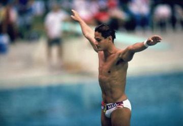 Clavadista estadounidense que ganó dos medallas de oro en los Juegos Olímpicos de Los Ángeles 1984, dos oros en Seúl 1988 y una plata en Montreal 1976, además de cinco campeonatos mundiales. Después de retirado, en 1995 anunció que padecía VIH.