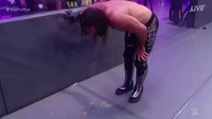 Rey Misterio quedó a punto de perder su ojo y Rollins vomitó