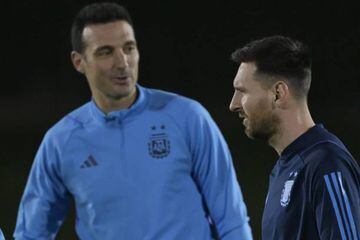Argentina's forward #10 Lionel Messi (R) talks with Argentina's coach Lionel Scaloni (L) 