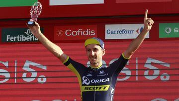 Adam Yates recoge su trofeo como mejor joven de la etapa 4 de la Vuelta.