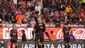 Jugadores de Tijuana festejan un gol en contra del Puebla.