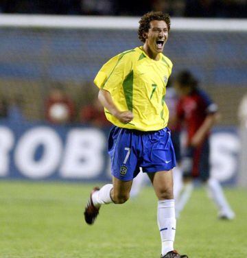 Sí Brasil tiene a su Kaká, porque no a Elano, este futbolista brasileño fue seleccionado e incluso llegó a disputar el Mundial de Sudáfrica 2010, donde marcó dos goles.