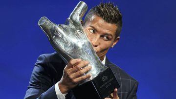 Cristiano Ronaldo besa el trofeo de mejor jugador de la UEFA en la temporada 2015/2016.