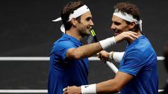 Rafa Nadal y Roger Federer se abrazan tras ganar su partido de dobles en la Laver Cup 2017.