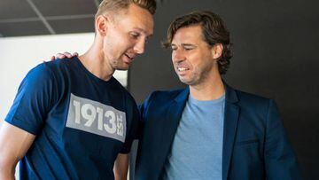 Luuk, con John de Jong, director deportivo del PSV.