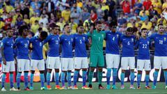 Los jugadores de Brasil guardan un minuto de silencio por la muerte del boxeador estadounidense Muhammad Ali antes de un partido de la Copa América.