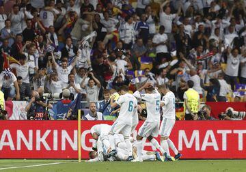 Bale scores an overhead kick and gives the lead to Real Madrid. (2-1)