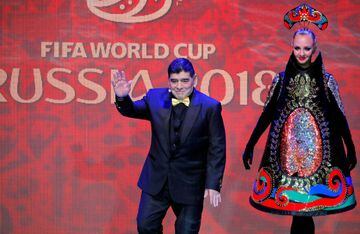 El exfutbolista argentino Diego Armando Maradona llega al escenario durante el sorteo del Mundial de Rusia 2018.