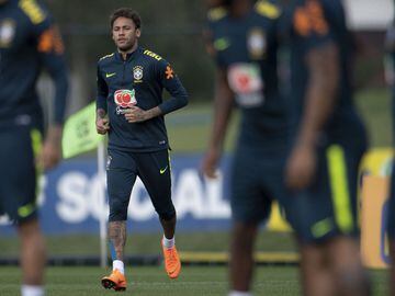 Brazil's player Neymar attends a training session of the national football team ahead of FIFA's 2018 World Cup, at Granja Comary training centre in Teresopolis, Rio de Janeiro, Brazil, on May 24, 2018.  / AFP PHOTO / MAURO PIMENTEL