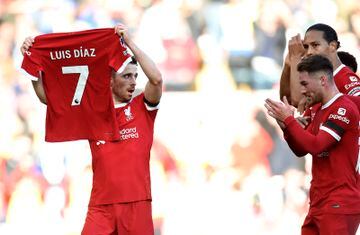 Diogo Jota (L) of Liverpool celebrates after scoring by holding the jersey of teammate Luis Díaz during the Premier League match between Liverpool and Nottingham Forest.
