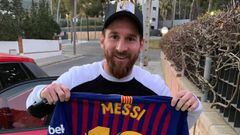 Messi donando una camiseta