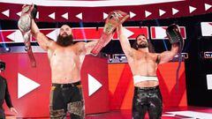 Braun Strowman y Seth Rollins celebran su victoria por el t&iacute;tulo en parejas de Raw.