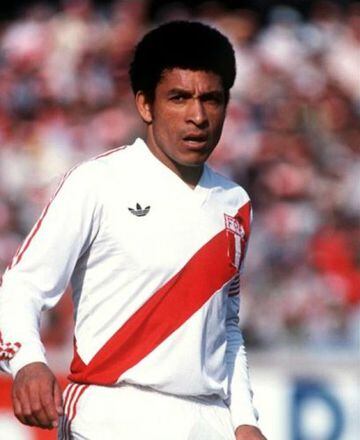 Icónico defensor peruano de la década de los 70. Con su selección ostentó durante años la capitanía y fue parte del histórico equipo que consiguió el título de Copa América en 1975.