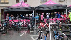 Los corredores del pelot&oacute;n del Giro de Italia, en la salida de la decimonovena etapa en Morbegno.