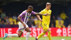 VILLARREAL, SPAIN - APRIL 15: Giovani Lo Celso of Villarreal CF runs with the ball whilst under pressure from Cyle Larin of Real Valladolid CF during the LaLiga Santander match between Villarreal CF and Real Valladolid CF at Estadio de la Ceramica on April 15, 2023 in Villarreal, Spain. (Photo by Aitor Alcalde/Getty Images)