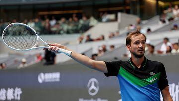 El tenista ruso Daniil Medvedev reacciona durante su partido ante Ugo Humbert en el Torneo ATP 500 de Pekín.