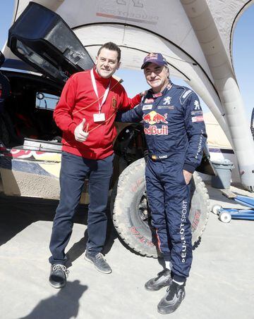 Tomás Roncero ejerció de copiloto de Carlos Sainz por un día en la base militar del Goloso a los mandos del Peugeot 3008 DKR Maxi, el mismo coche con el que el bicampeón ganó el Dakar 2018.