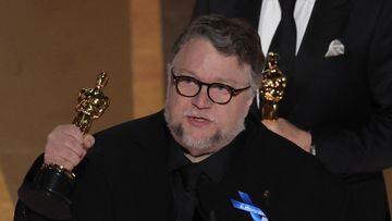 Qué significa el moño azul que llevó Guillermo del Toro en los Oscars 2023