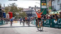 Sergio Higuita celebra su victoria de etapa en la Volta ao Alentejo con el maillot del Fundaci&oacute;n Euskadi.