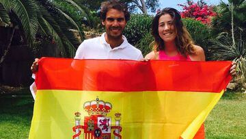 Rafa Nadal y Garbi&ntilde;e Muguruza posan con la bandera de Espa&ntilde;a.