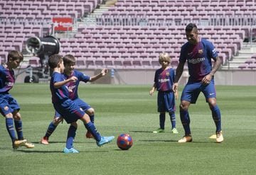 Paulinho's Barcelona unveiling in pictures