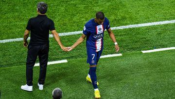 Mbappé shakes hands when PSG manager Galtier is substituted.