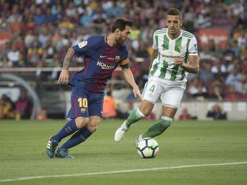 Barcelona 2-0 Betis | Tosca en propia puerta y Sergi Roberto fueron los goleadores. Messi, ovacionado, tiró tres veces al palo.



