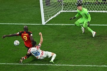 Josko Gvardiol logra evitar que Lukaku anote un tanto. 