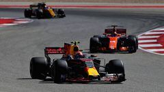 Verstappen, por delante de Alonso en el GP de Estados Unidos. Al fondo el Renault de Sainz. 