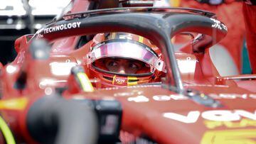 Carlos Sainz, subido al Ferrari durante el GP de España.