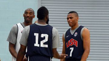 Kobe Bryant, James Harden (de espaldas) y Russell Westbrook durante un entrenamiento con la selecci&oacute;n de Estados Unidos en 2012.
