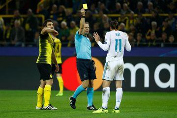 El árbitro Bjorn Kuipers enseñó la tarjeta amarilla a Gareth Bale.
