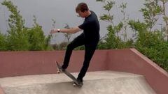Tony Hawk realizando un Maydays (pivot to fakie) en un skatepark de Marruecos. 