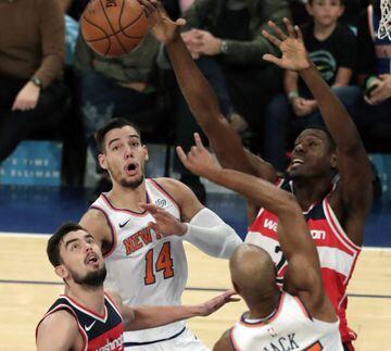 JSX11. New York (United States), 14/10/2017.- New York Knicks center Willy Hernangomez of Spain (top, L) is seen in action during his teams game during the first half of their Preseason National Basketball Association (NBA) game between the Washington Wizards and the New York Knicks at Madison Square Garden in New York, New York, USA, 13 October 2017. (España, Nueva York, Baloncesto, Estados Unidos) EFE/EPA/JASON SZENES