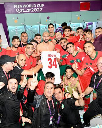 Los jugadores de la selección marroquí celebran el pase a cuartos con una camiseta de Nouri.