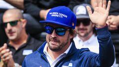 Fernando Alonso saluda al p&uacute;blico en Indianapolis.