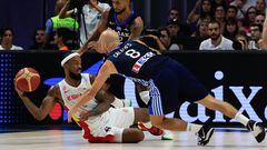 El base de la selección griega de baloncesto Nick Calathes lucha con Lorenzo Brown, de la selección española, en el segundo amistoso de preparación para el Eurobasket, disputado el jueves en Madrid.