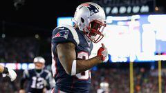 FOXBORO, MA - JANUARY 14: Dion Lewis #33 of the New England Patriots celebrates after scoring a touchdown in the fourth quarter during the AFC Divisional Playoff Game at Gillette Stadium on January 14, 2017 in Foxboro, Massachusetts.   Jim Rogash/Getty Images/AFP == FOR NEWSPAPERS, INTERNET, TELCOS &amp; TELEVISION USE ONLY ==