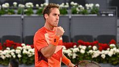 El tenista español Roberto Carballés celebra un punto durante un partido en el Mutua Madrid Open.