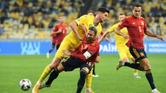 Ukraine&#039;s forward Roman Yaremchuk and Spain&#039;s defender Sergio Ramos vie for the ball during the UEFA Nations League football match between Ukraine and Spain at the Olympiyskiy stadium in Kiev on October 13, 2020. (Photo by Sergei SUPINSKY / AFP)