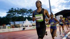Caster Semenya compite durante una carrera de los 2.000 metros lisos.