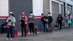 People queue outside a supermarket in Santiago, May 13, 2020, two days before a total quarantine starts in teh Chilean capital to help slow down the spread of the novel coronavirus. - Chile&#039;s government ordered a mandatory total quarantine for the capital Santiago on Wednesday after a 60 percent spike in coronavirus infections in the previous 24 hours.&quot;The most severe measure I must announce is a total quarantine in Greater Santiago,&quot; home to 80 percent of the country&#039;s 34,000-plus infections, Health Minister Jaime Manalich said. (Photo by Martin BERNETTI / AFP)