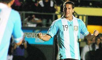 Aued vistió la camiseta de la selección adulta. Fue convocado por Sergio Batista y debutó por Argentina el 16 de marzo de 2011 en un amistoso jugado en el Estadio del Bicentenario, frente a Venezuela, anotando un gol en el triunfo por cuatro tantos a uno.