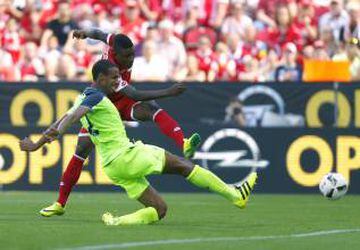 15 - Defensor camerunés que llegó a Liverpool esta temporada en condición de agente libre. Proviene del Schalke 04, donde fue titular en gran parte de la anterior Bundesliga.