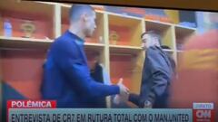 Cristiano Ronaldo y Bruno Fernandes se saludan en el vestaurio.