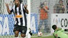 El jugador de Atl&eacute;tico Mineiro Ronaldinho celebra despu&eacute;s de anotar un gol ante el portero de The Strongest Daniel Vaca.