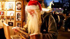 An Irish tourist wearing a Santa hat visits a Christmas market in front of the Rijksmuseum in Amsterdam, Netherlands December 16, 2022. REUTERS/Piroschka van de Wouw