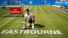 Novac Djokovic posa con el trofeo de vencedor en Eastbourne.