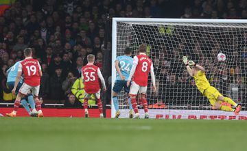 Arsenal clawed back from being 1-3 down against bottom of the table Southampton to rescue a point at the Emirates Stadium.