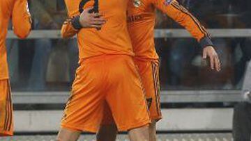 Cristiano celebra su gol con Benzema.